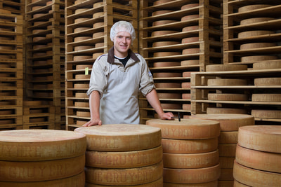 Collaboratore con formaggio